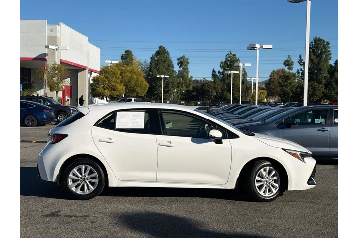 $23980 : Toyota Corolla Hatchback 202 image 3