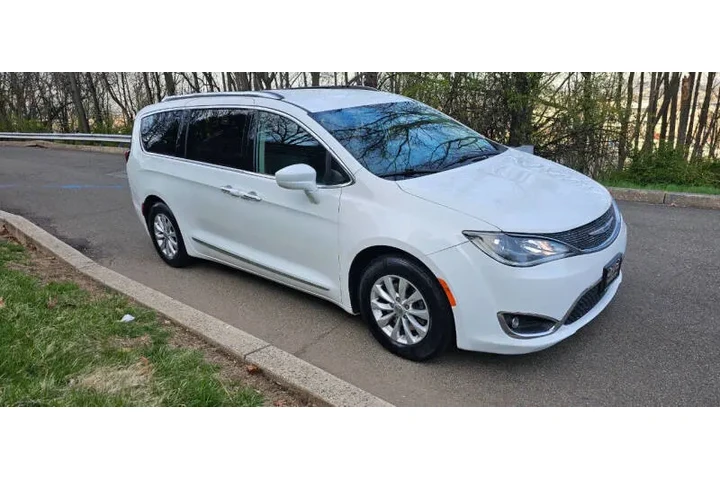 $10495 : 2018 Pacifica Touring L image 6
