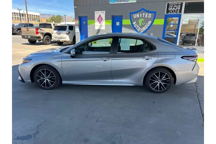 2023 Camry SE image 8