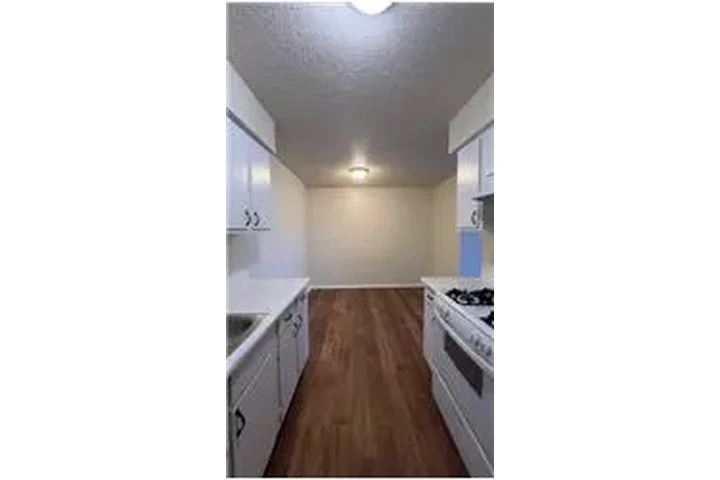 $725 : Rental property with 1 bedro image 7