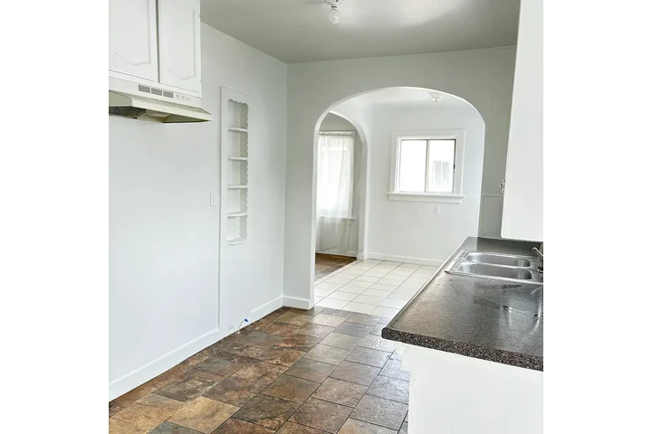 $2000 : RENTO:Harris Ave, Lynwood, CA image 4