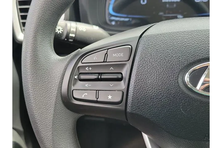 $19900 : Hyundai VENUE 2026 SE 4dr Cr image 4