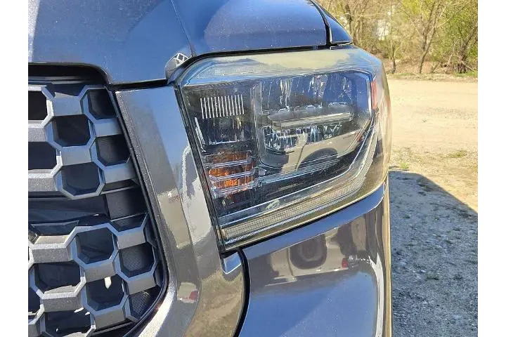 $35037 : Toyota Tundra 2018 4x4 SR5 4 image 8