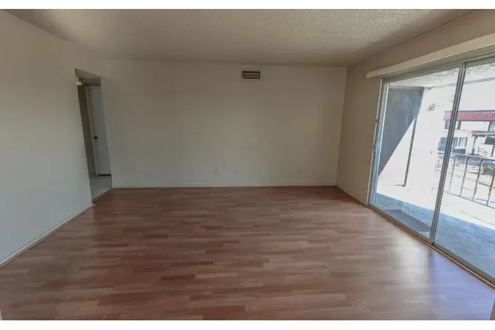 $1250 : Beautiful 3bed Apt in LV image 5
