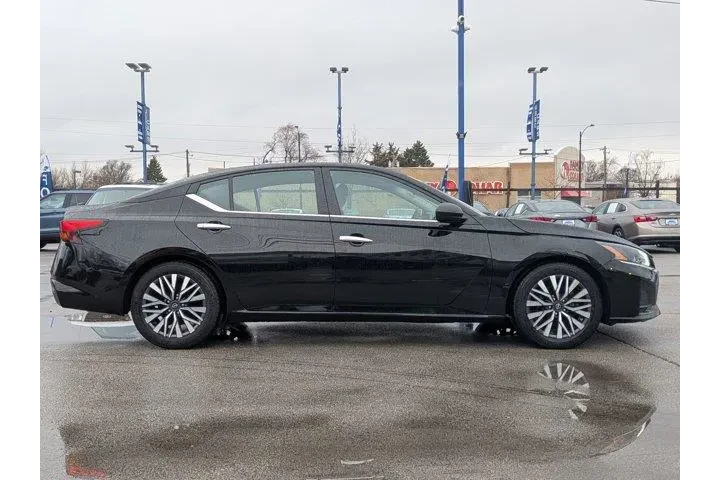 $18198 : Nissan Altima 2024 2.5 SV 4d image 2
