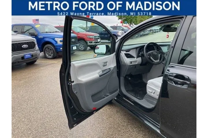$24995 : Toyota Sienna 2020 LE 7-Pass image 10