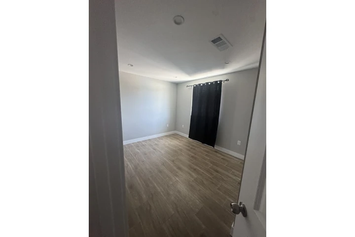 $1300 : Cuarto en renta image 2