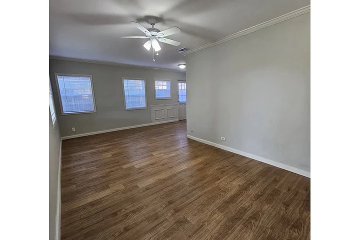 $800 : Beautiful hardwood floor home image 2