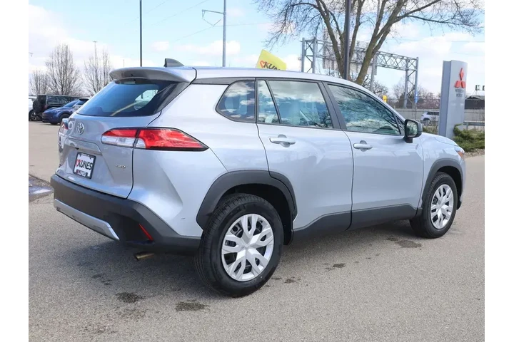$24677 : Toyota Corolla Cross 2024 AW image 10