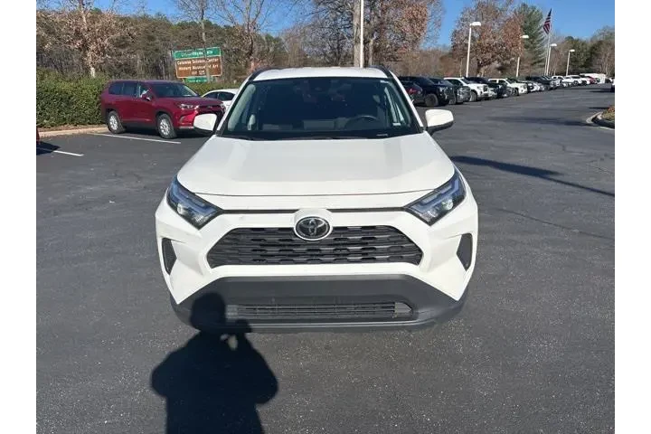 $26393 : Toyota RAV4 2024 XLE 4dr SUV image 2