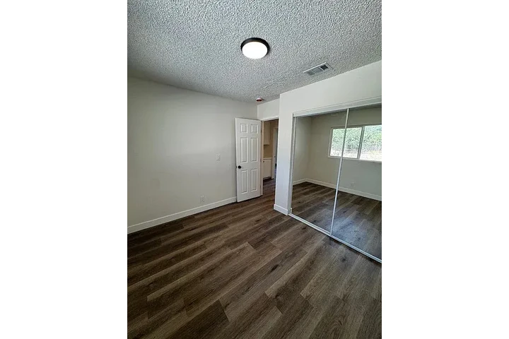 $900 : Beautiful Home...Fontana, CA image 5