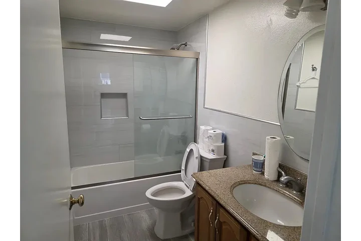 $900 : Beautiful Home...LAKEWOOD,CA image 6