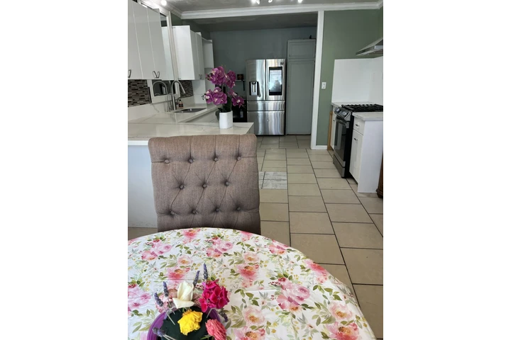 $2600 : Se renta bonita casa image 3