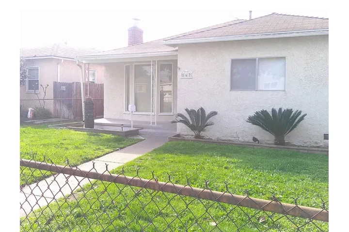 $1700 : FAMILY RESIDENCE! image 1