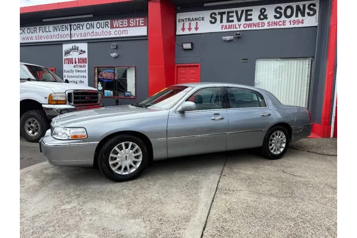 2006 Town Car Signature image 7