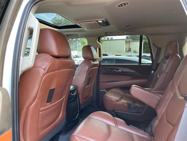 2017 Escalade 4WD 4dr Luxury image 8