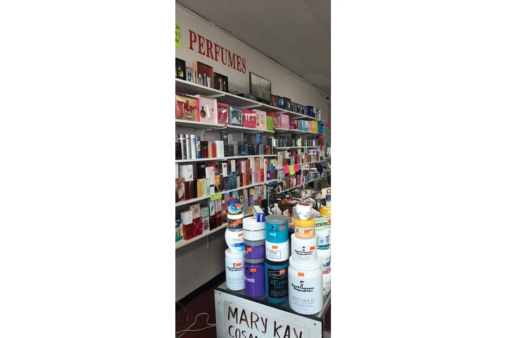 Perfumes y cosmeticos image 7