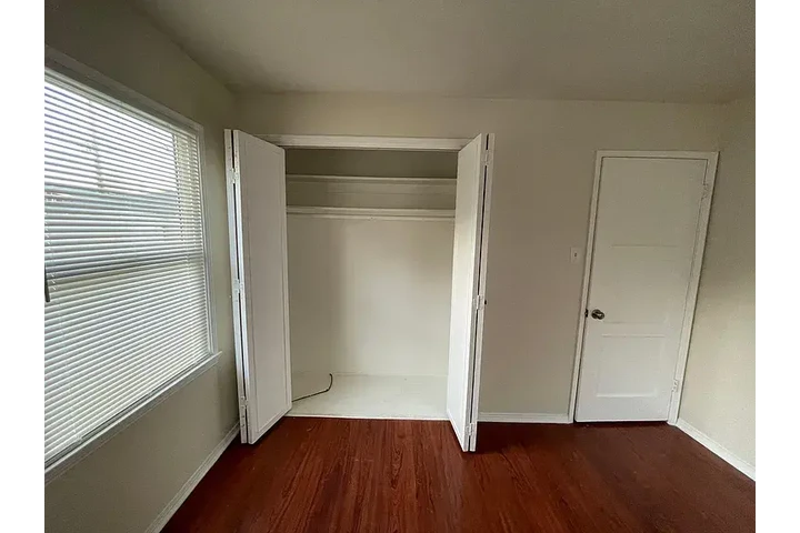$800 : Beautiful Long Beach Home. Spa image 3