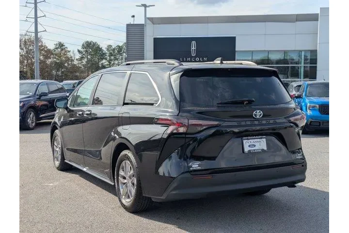 $39995 : Toyota Sienna 2024 XLE 8-Pas image 7