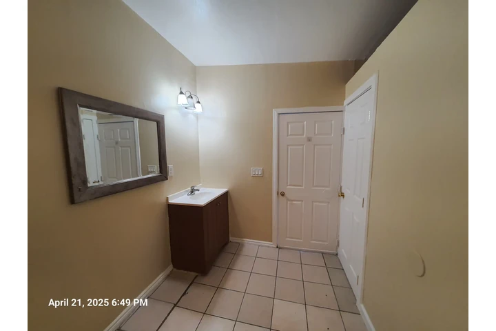 $1200 : Se Renata un Estudio/Garage image 10