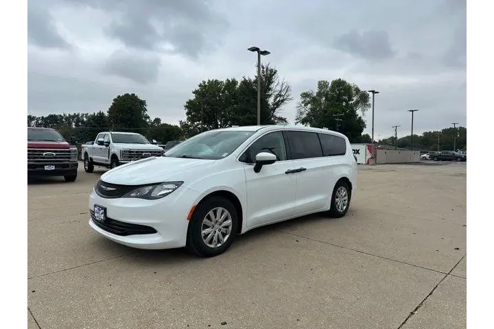 $22963 : Chrysler Voyager 2020 L 4dr image 2