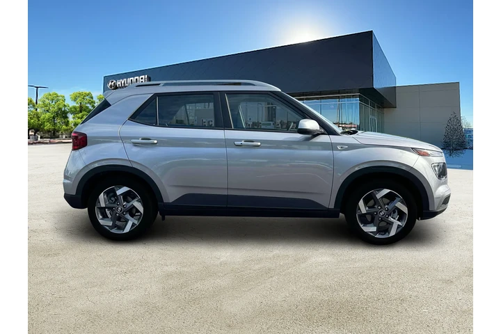 $17499 : Hyundai VENUE 2024 SEL 4dr C image 9