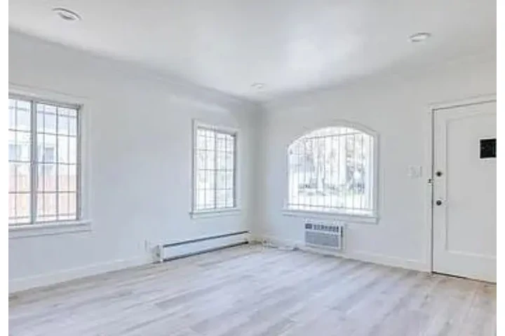 $1400 : Beautiful 1 bedroom Apt in LA image 2