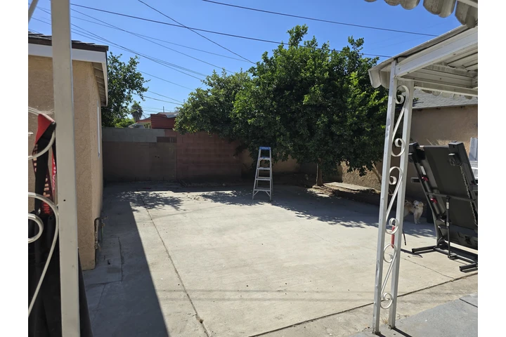 $1850 : Nuevo Estudio en South Gate image 3