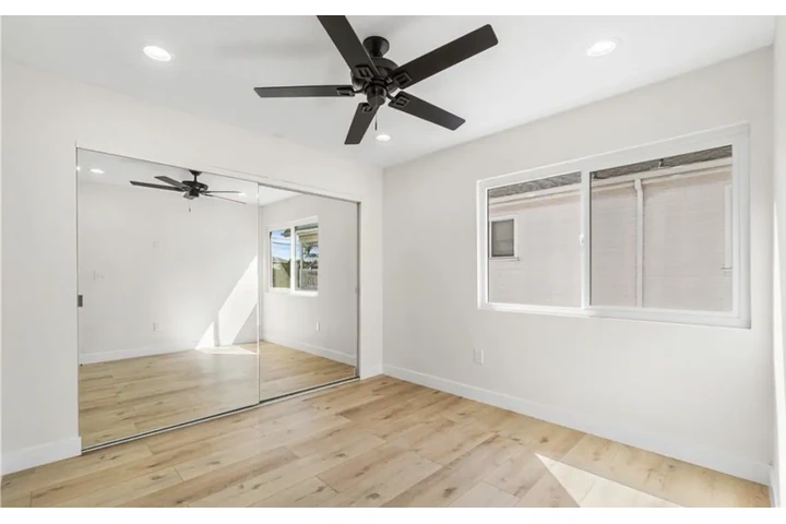 $1950 : 2 Bedroom Apt in Los Angeles image 6