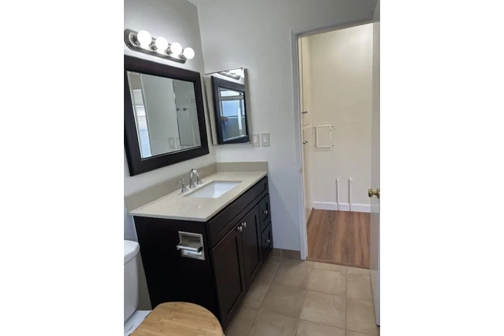 $1300 : Studio apartment Move-In-Ready image 6