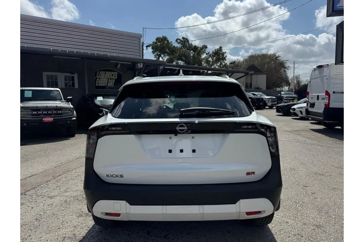 2025 Kicks SR image 5