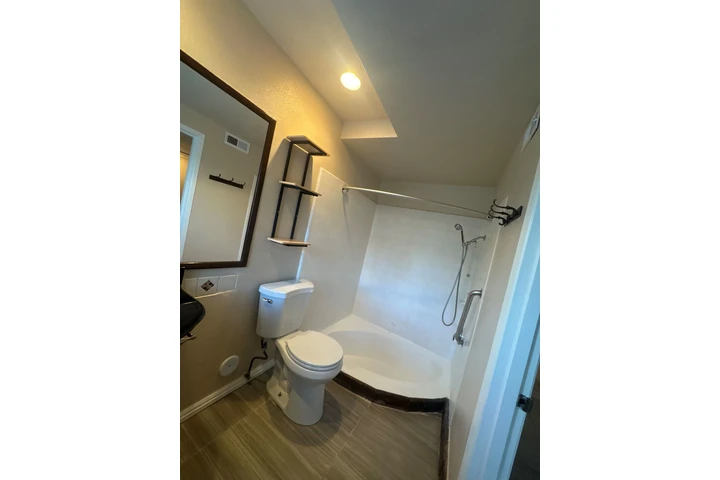 $1300 : Master Suite Mujer Estudiante image 2