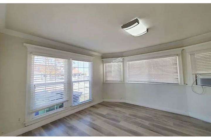 $2600 : 3 Bedroom Apt in koreatown LA image 2