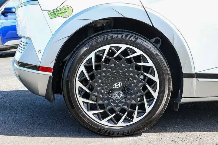 $28998 : Hyundai IONIQ 5 2023 AWD Lim image 8