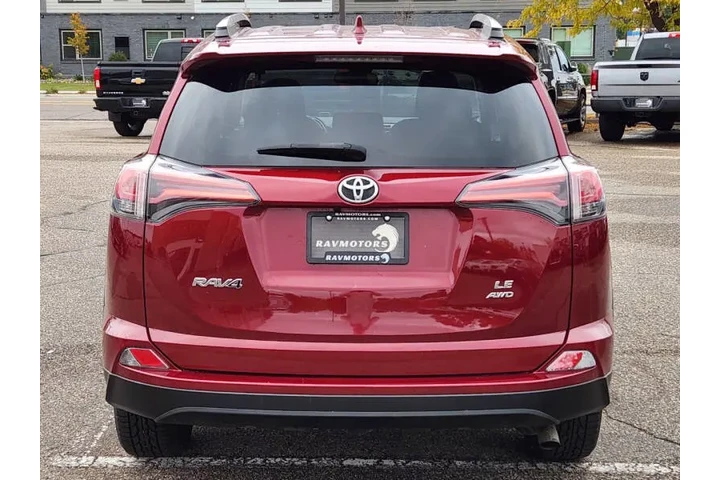 $16974 : 2018 RAV4 LE image 9