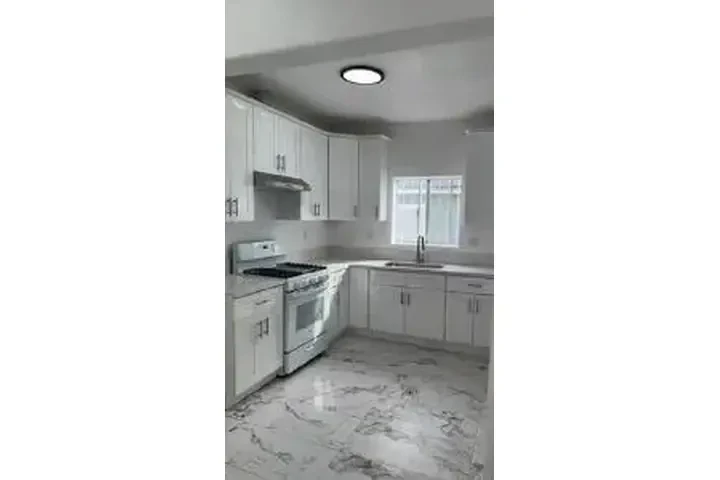 $3800 : ¡Casa Remodelada! 5-Rec/2-Bañ image 8