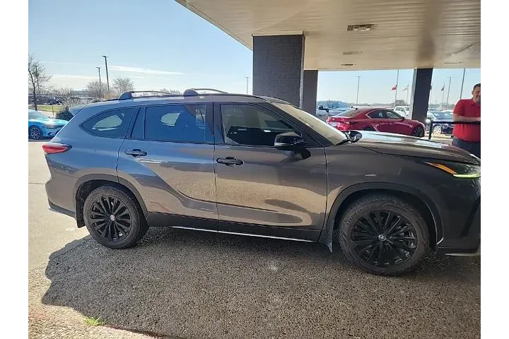 $34344 : Toyota Highlander 2023 LE 4d image 4