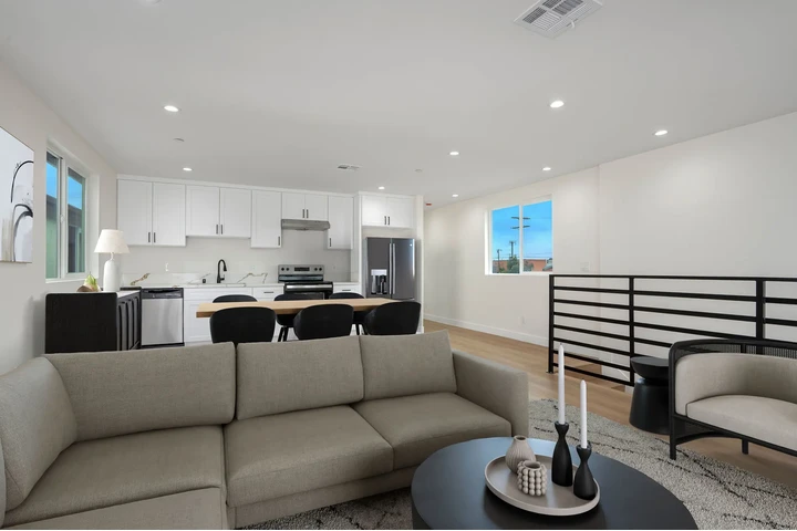 $3695 : FOR RENT 10909 MAIN ST 90061 image 4