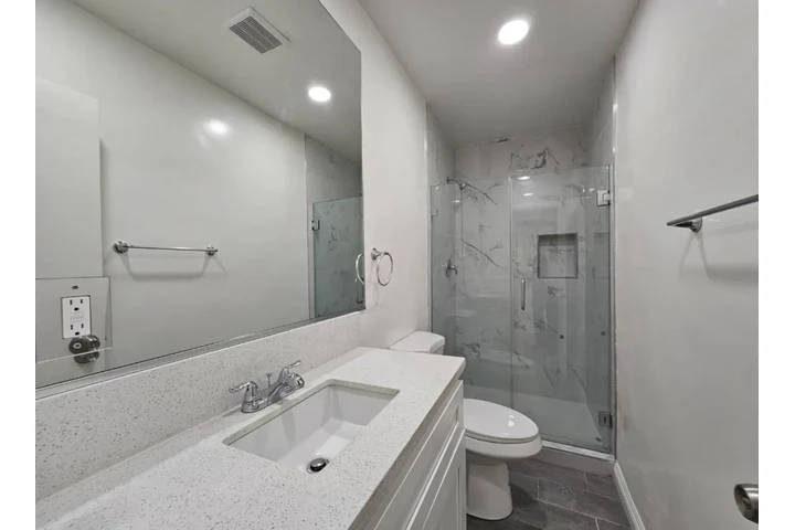 $1875 : 2 Bedroom Apt in Vermont Ave image 10