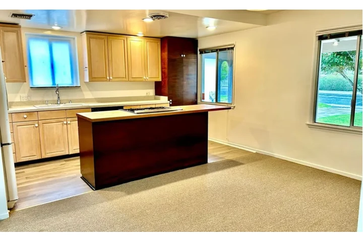 $2300 : Detached Garage image 3