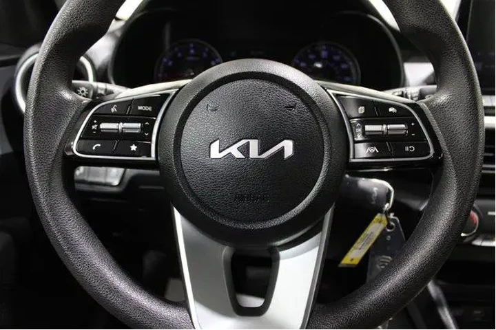 $20982 : Kia Forte 2023 LXS 4dr Sedan image 8