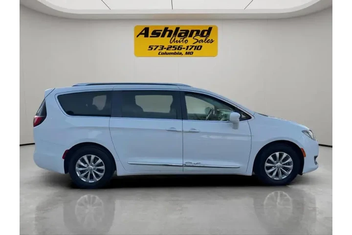 $10700 : 2018 Pacifica Touring L image 7