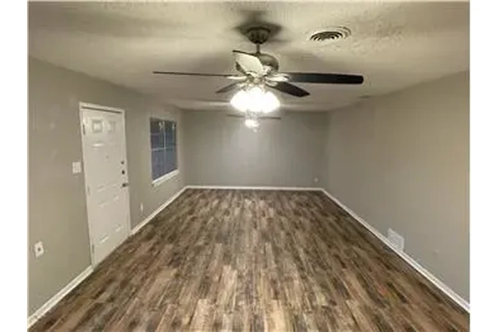 $1100 : Rental property with 3 bedro image 9