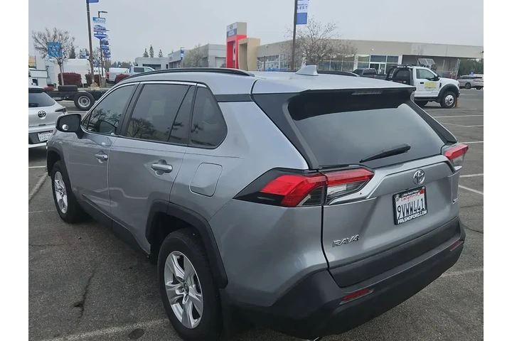 $22500 : Toyota RAV4 2020 XLE 4dr SUV image 6