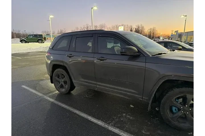 $31158 : Jeep Grand Cherokee 2023 4x4 image 2