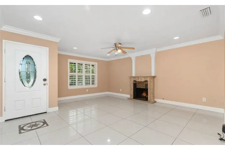 $2450 : 3 Bedroom Home in Koreatown LA image 6