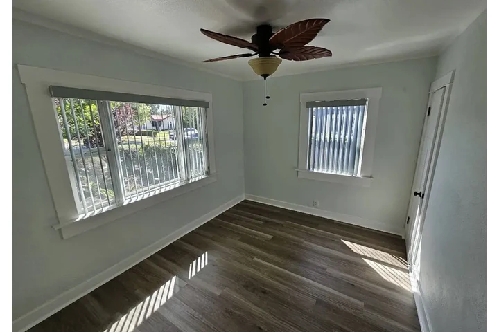 $900 : 2br-1bath Family home image 4
