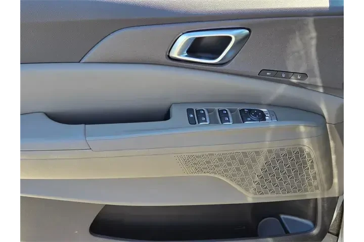 $39988 : Kia Carnival Hybrid 2025 EX image 10