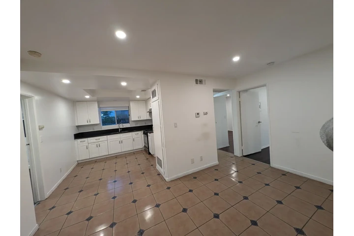 $2900 : NORTH HOLLYWOOD APT. 3 RECS. image 2