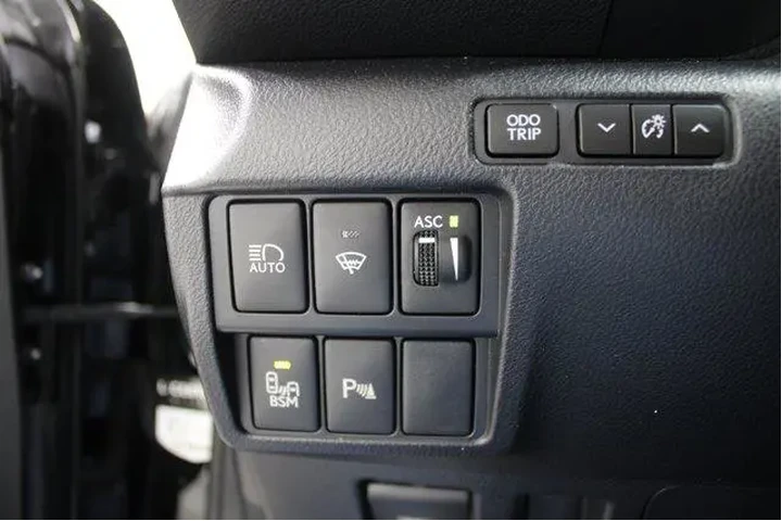 $29931 : Lexus RC 300 2018 AWD 2dr Co image 8